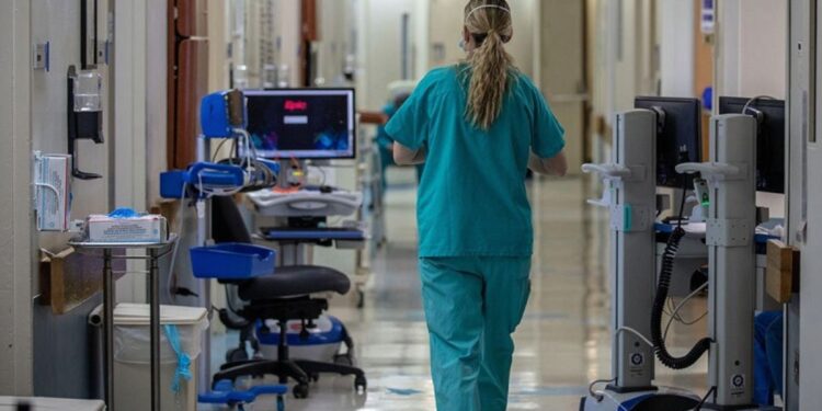 Un operatore sanitario all'interno di un reparto