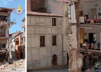 Crolla la facciata di un palazzo in Calabria: Vigili del Fuoco al lavoro – VIDEO