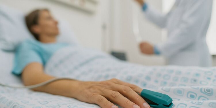 Una paziente ricoverata in ospedale e un medico che la controlla