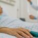 Una paziente ricoverata in ospedale e un medico che la controlla