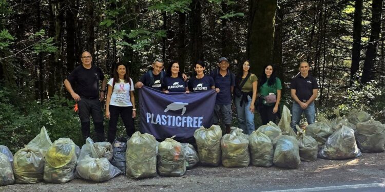 Serra, conclusa la passeggiata ecologica di Plastic Free: raccolti 500 kg di rifiuti