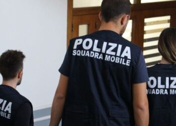 Gli agenti della Squadra Mobile della Polizia di Stato