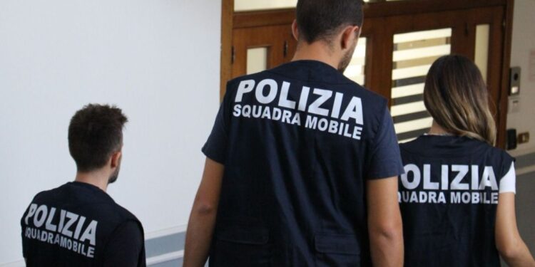 Gli agenti della Squadra Mobile della Polizia di Stato