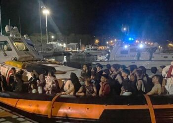Uno sbarco di migranti in Calabria, a Roccella Jonica