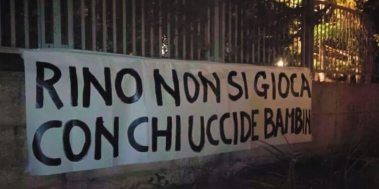 Lo striscione comparso sotto casa di Rino Gattuso in Calabria prima di Israele-Italia