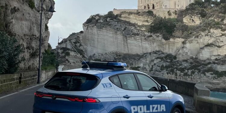 Si aggirano con fare sospetto a Tropea: sorpresi dalla Polizia