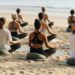 Un gruppo di persone che fa yoga sulla spiaggia