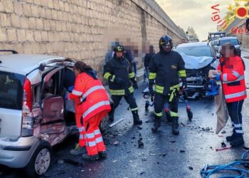 Il ferito estratto dalle lamiere a seguito dell'incidente avvenuto a Catanzaro
