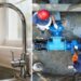 Un rubinetto a secco e degli operai impegnati nei lavori di sistemazione della rete idrica