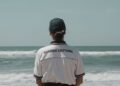 Una militare della Guardia Costiera ed il mare mosso