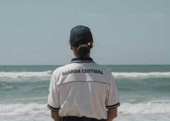 Una militare della Guardia Costiera ed il mare mosso