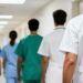 Medici infermieri ed oss in corsia, all'interno di un ospedale