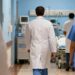 Medici e infermieri in un reparto ospedaliero