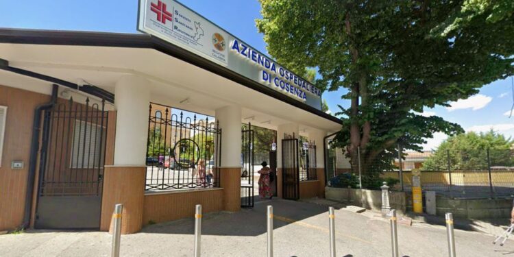 L'ingresso dell'ospedale Annunziata di Cosenza