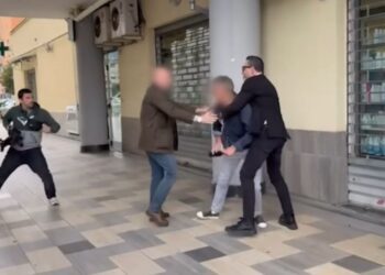 Luigi Pelazza e la troupe de Le Iene aggrediti a Cosenza