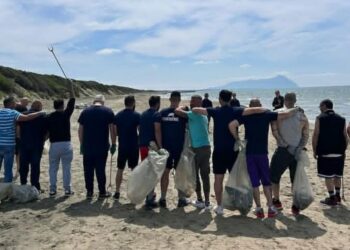Detenuti e volontari insieme per ripulire le spiagge in Calabria