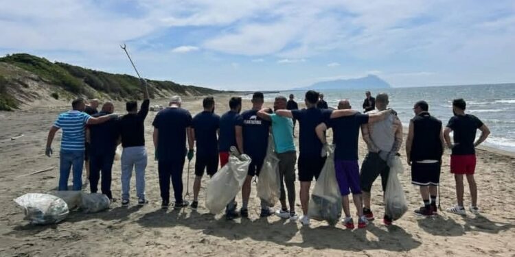 Detenuti e volontari insieme per ripulire le spiagge in Calabria