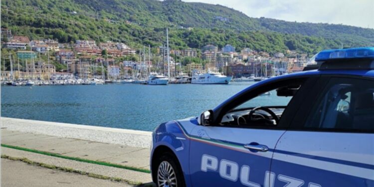 Una volante della Polizia a Vibo Marina