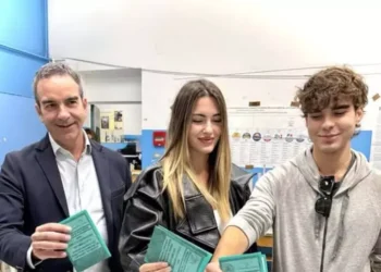 Regionali in Calabria, Occhiuto ha votato a Cosenza con i figli: «Buon voto a tutti»