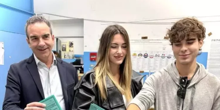 Regionali in Calabria, Occhiuto ha votato a Cosenza con i figli: «Buon voto a tutti»