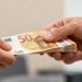 Un passaggio di soldi a mano, corruzione
