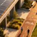 sostenibilità urbana con piste ciclabili, pannelli solari e verde