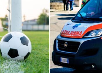 Una ambulanza e un pallone su un campo da calcio