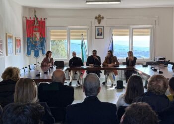 La consegna della borsa di studio a Jonadi