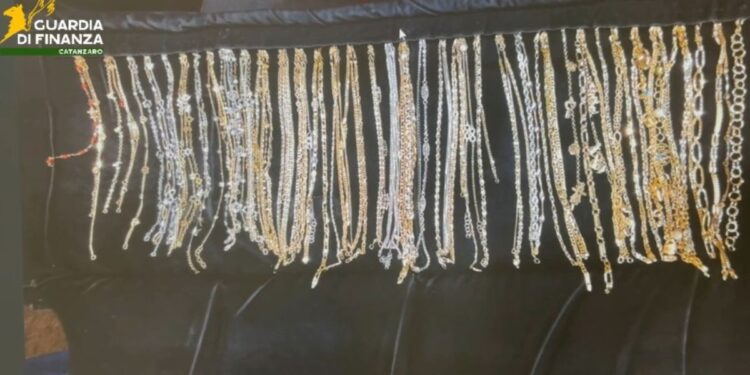 Scoperto “compro oro” abusivo in Calabria: sequestrati 4 kg di gioielli -VIDEO