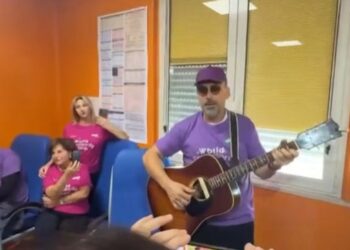 Dario Brunori, in arte Brunori Sas, canta nel reparto di neonatologia dell'ospedale Annunziata di Cosenza