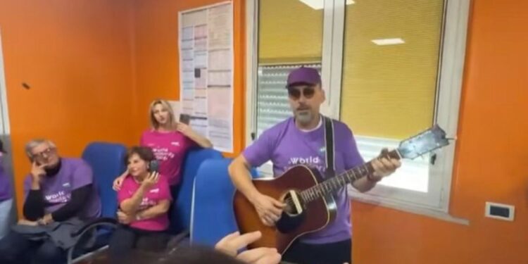 Dario Brunori, in arte Brunori Sas, canta nel reparto di neonatologia dell'ospedale Annunziata di Cosenza