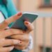 Una donna con lo smartphone