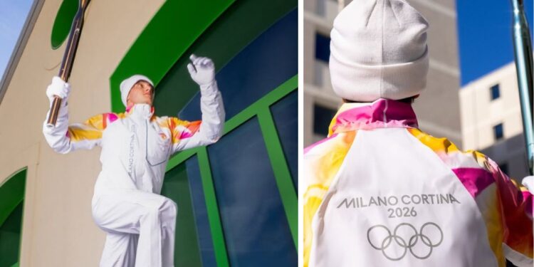 Uno dei tedofori della Fiamma olimpica di Milano Cortina 2026