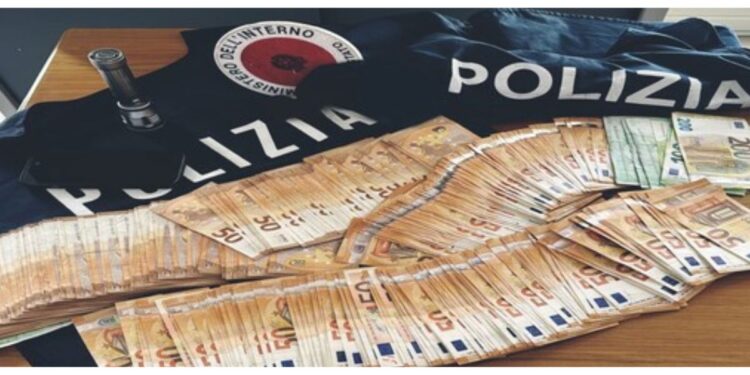 Foto polizia sequestro soldi contanti