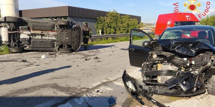 Violento scontro tra due autovetture in Calabria: un ferito grave