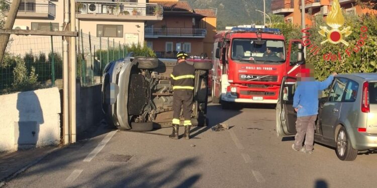 Scontro violento tra auto in Calabria: due persone ferite