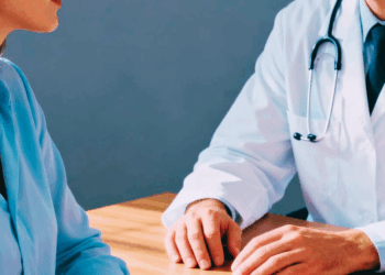 Un medico a colloquio con un paziente