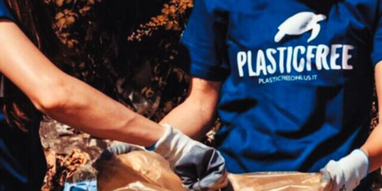 Black Friday: l’alternativa sostenibile di Plastic Free Onlus per regali utili e solidali