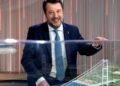 Matteo Salvini e il plastico del Ponte sullo Stretto