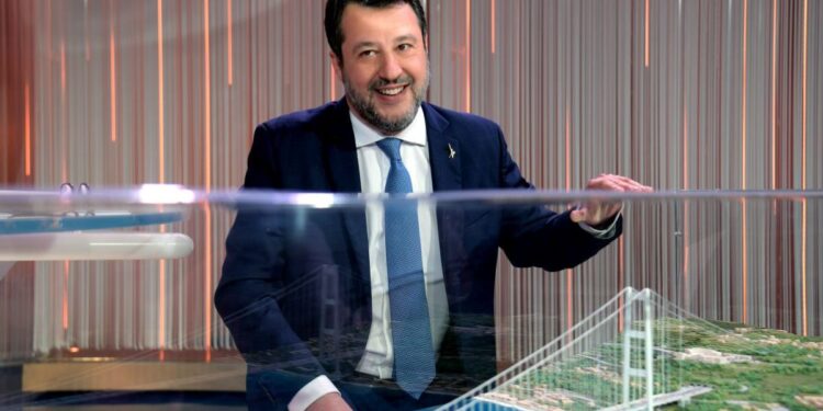 Matteo Salvini e il plastico del Ponte sullo Stretto