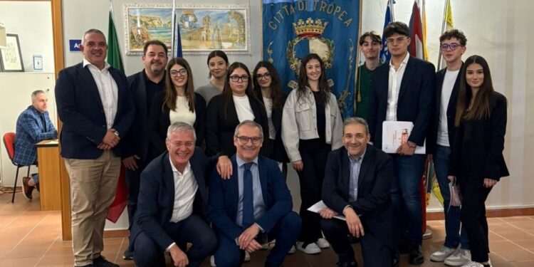 Tropea: gli studenti della classe IV B del Liceo Classico incontra la commissione straordinaria