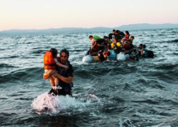 L'immagine rappresenta il salvataggio dei migranti