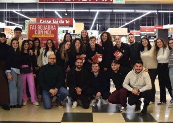 La foto di rito dell'associazione Valentia e Tonno Callipo Volley, con i ragazzi impegnati per il quinto anno nella raccolta di generi alimentari per i bisognosi
