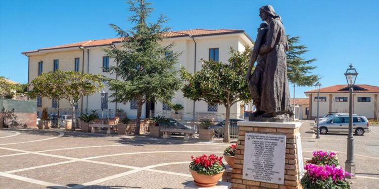 La Piazza di Zambrone con sullo sfondo il municipio, sede del Comune