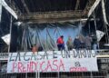 Famiglie senza casa in rivolta a Cosenza: occupato il palco del concerto di Brunori Sas