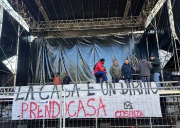 Famiglie senza casa in rivolta a Cosenza: occupato il palco del concerto di Brunori Sas
