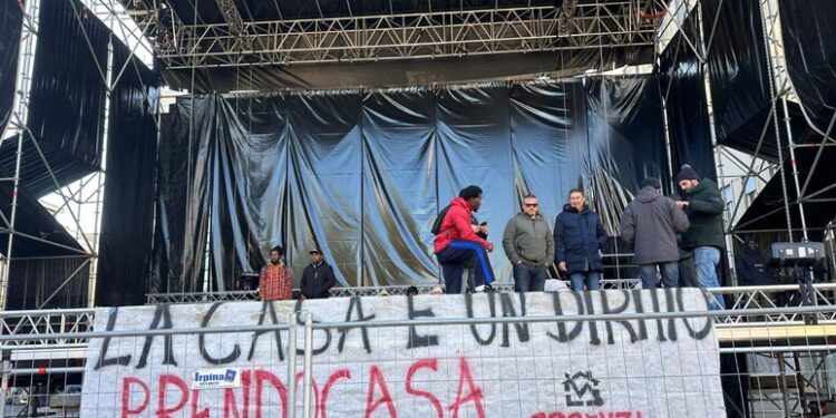 Famiglie senza casa in rivolta a Cosenza: occupato il palco del concerto di Brunori Sas