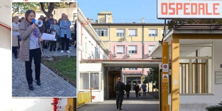 Daniela Primerano e l'ingresso dell'ospedale "Jazzolino"
