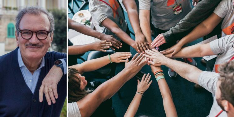 Enzo Romeo, sindaco di Vibo Valenti. Accanto l'immagine di un gruppo di persone che si stringono la mano