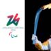 Il logo delle Olimpiadi invernali Milano Cortina 2026 e uno dei tedofori con la Fiamma Olimpica